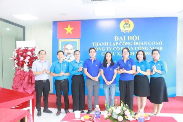 Ban Chấp hành Công đoàn Công ty Chiếu xạ Ánh Dương chụp hình cùng đại biểu tại Đại hội thành lập Công đoàn cơ sở